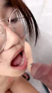 乖乖的眼镜小母狗，看着斯斯文文被调教玩弄，揉奶舔逼叫的好骚