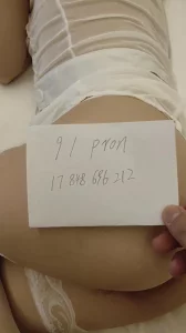 老婆刚加的单男很会挑逗，直接换装满足，欢迎投稿